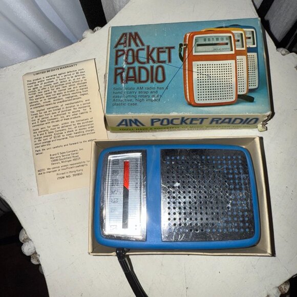 TESTED Vintage AM Transistor Solid State Handheld Radio Blue WORKING Clean - Picture 5 of 13